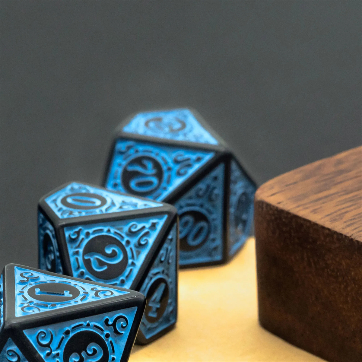 High Quality Plastic DND Dice  - Retro Gaming Font Free のレビューと価格